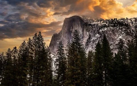 Stunning Winter Sunset Clouds on Half Dome, Yosemite National Park, California Foto stock