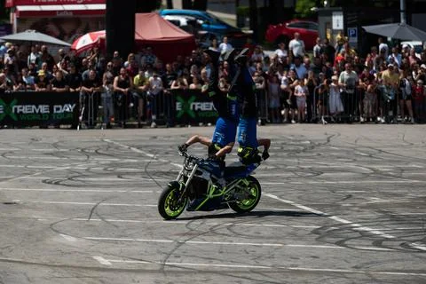 Stunt driver Dejan Spoljar with crew on moto fest Foto stock