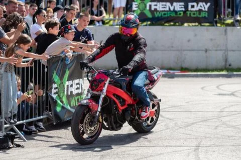 Stunt driver do acrobatics and stunts with his motorbike Stock-Fotos
