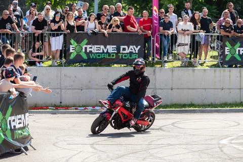Stunt driver do acrobatics and stunts with his motorbike Foto stock