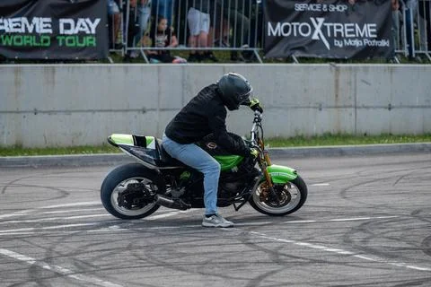 Stunt driver do acrobatics with their motorbike Foto stock