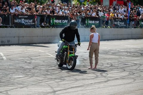 Stunt driver do burnout stunt around his girlfriend Foto stock