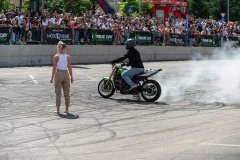 Stunt driver do burnout stunt around his girlfriend Stock Photos