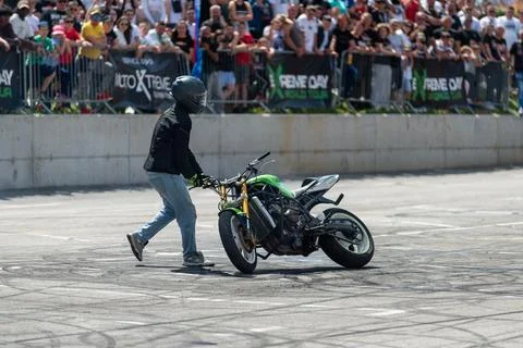 Stunt driver do burnout stunt around his girlfriend Stock Photos
