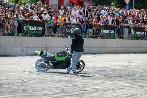Stunt driver do burnout stunt around his girlfriend Stock-Fotos