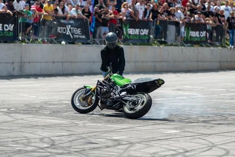 Stunt driver do burnout stunt around his girlfriend Stock Photos