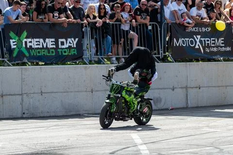 Stunt driver do stunts and acrobatics with his motorbike Foto stock
