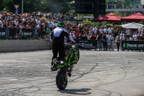 Stunt driver do stunts and acrobatics with his motorbike Foto stock