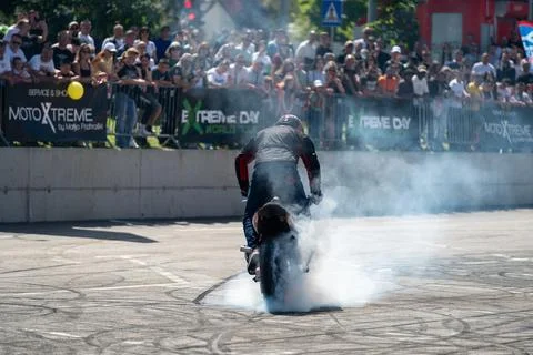 Stunt driver do tire burnout with his motorbike Foto stock