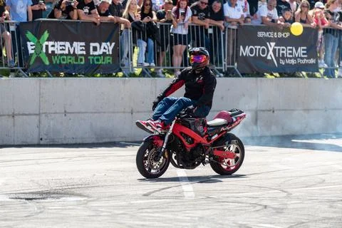 Stunt driver do tire burnout with his motorbike Stock Photos