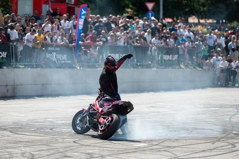 Stunt driver do tire burnout with his motorbike Stock-Fotos