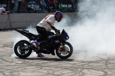 Stunt driver do tire burnout with his motorbike Stock Photos