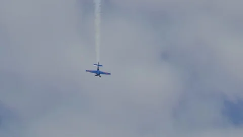 Stunt pilot Patty Wagstaff performs at an air show 4k Видео 93550979