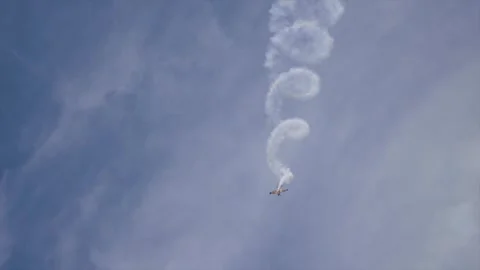 Stunt plane doing aerobatics Vídeo Stock 347654672