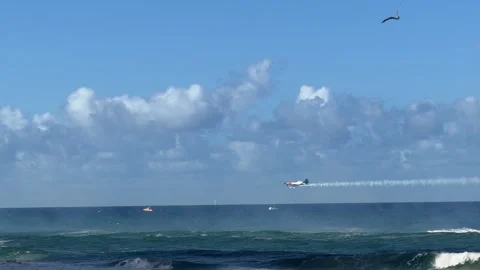 Stunt Plane Flying Low Over Ocean at Surfers Paradise Vídeo Stock 345219867