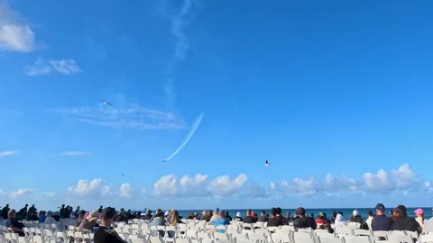 Stunt Plane Performing Aerial Maneuvers Over Beach Crowd in Surfers Paradise 库存影片 344949279
