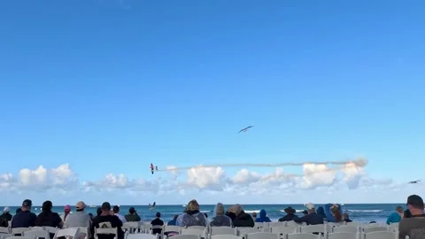 Stunt Plane Performing Aerobatics Over Beach Crowd in Surfers Paradise Vídeo Stock 344946366