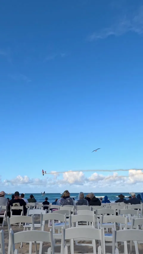Stunt Plane Performing Aerobatics Over Spectators at Surfers Paradise Beach Vídeos de archivo 344946408