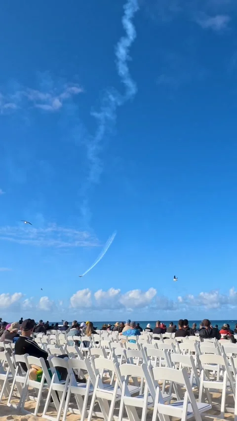 Stunt Plane Performing Aerobatics Over Surfers Paradise Beach Crowd 库存影片 345013966
