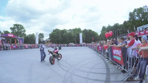 Stuntmen on motorcycles Video stock 77143463