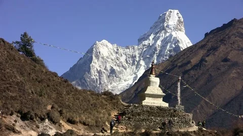 Stupa (buddhism) on the Ama dablam background. Himalayas. Nepal. Vídeos de archivo 43743449