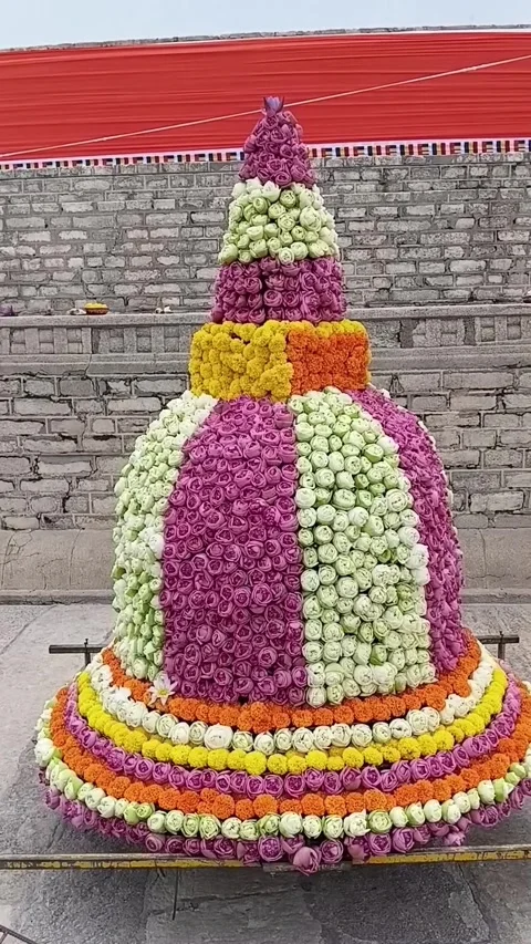 Stupa Shape Made of Lotus Flowers Offering 動画素材 334717959