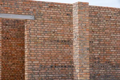 Sturdy bricks align perfectly in the sun, displaying skillful work at a con.. 库存照片