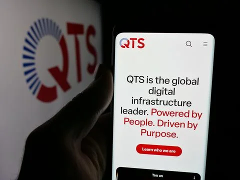 Stuttgart, Germany - 12-05-2025: Person holding cellphone with webpage of US Foto stock
