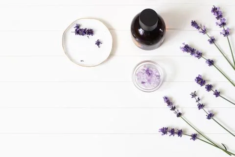 Styled summer beauty composition. Essential, massage oil, purple lavender Foto stock