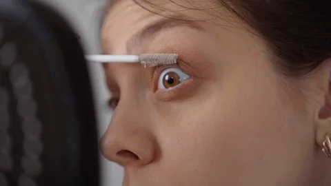 Styling eyelashes with a transparent gel Vidéo 130000112