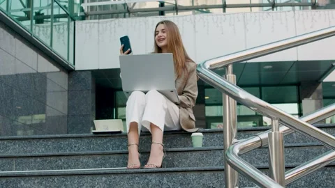 Stylish and cheerful student talks on the phone with her parents and shows them Vidéo 232984643
