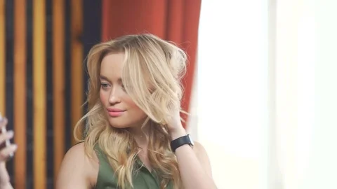 Stylish and effective blonde makes a photo on the phone: Selfie. Stock-Footage 76448292
