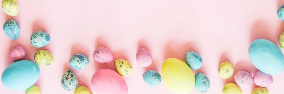 Stylish background with colorful easter eggs isolated on pink pastel backgrou Foto stock