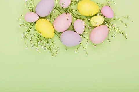 Stylish background with colorful easter eggs pastel colors isolated on green  Foto stock