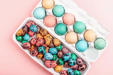 Stylish background with colorful quail, easter eggs with copy space for text  Foto stock