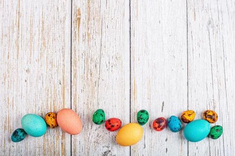 Stylish background with easter eggs with copy space for text on white wooden  Foto stock