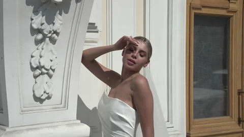 Stylish bride at the column Vidéo 246154810
