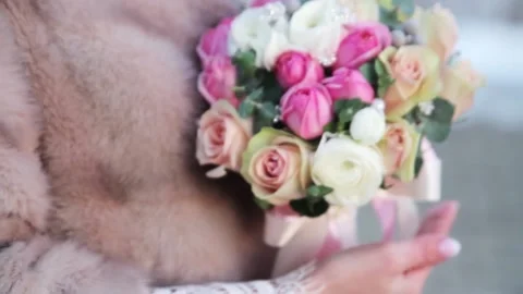 Stylish bride yerzhit in the hands of a chic wedding bouquet. Close up. Vidéo 107316503