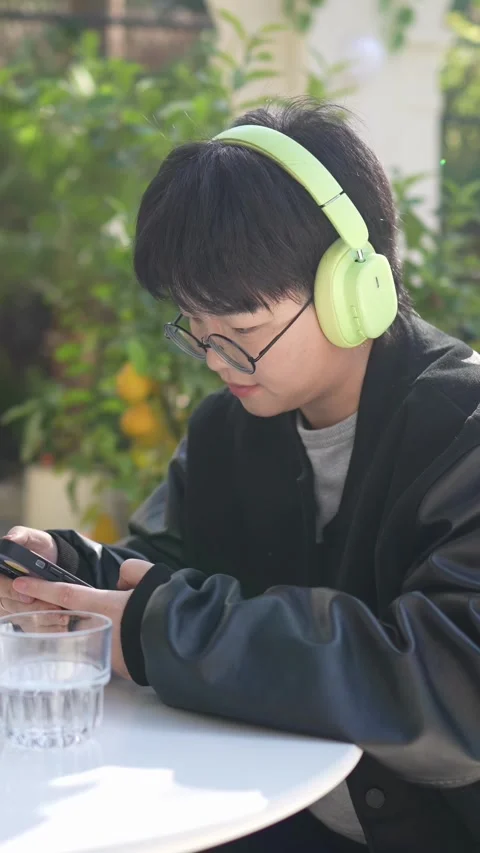 Stylish cafe that is hot topic on SNS in Shanghai, China. Many people are taking Vidéo 302415685