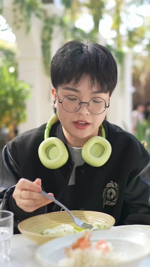 A stylish cafe that is a hot topic on SNS in Shanghai, China. Many people are Vidéo 302431510