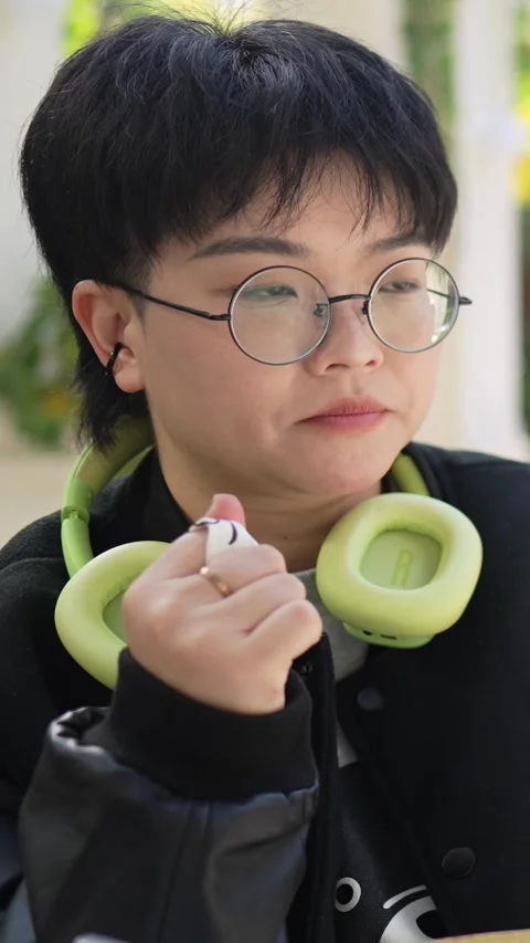 A stylish cafe that is a hot topic on SNS in Shanghai, China. Many people are 動画素材 302432271