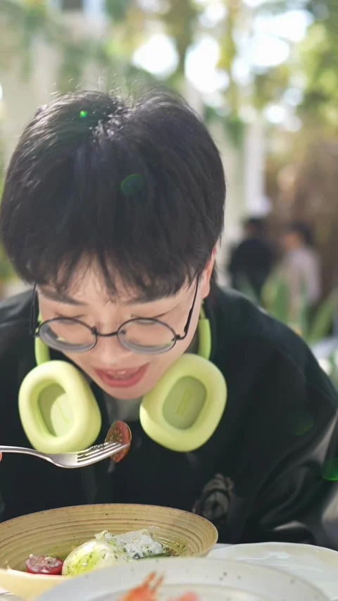 A stylish cafe that is a hot topic on SNS in Shanghai, China. Many people are 動画素材 302580874