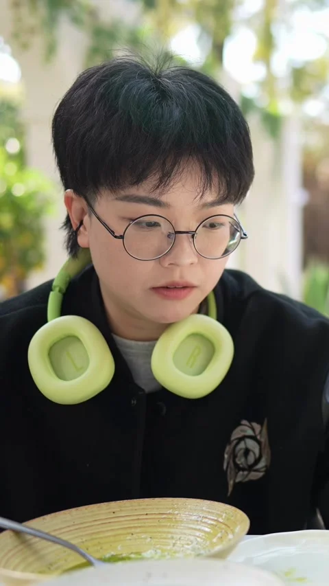 A stylish cafe that is a hot topic on SNS in Shanghai, China. Many people are Vídeo Stock 302584191