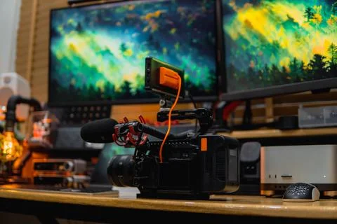 Stylish computer desk setup with dual monitors, a microphone. Foto stock