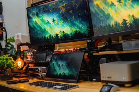 Stylish computer desk setup with dual monitors, a microphone. Foto stock