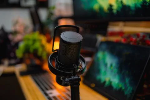 Stylish computer desk setup with dual monitors, a microphone. Foto stock