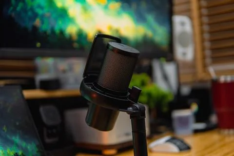 Stylish computer desk setup with dual monitors, a microphone. Foto stock