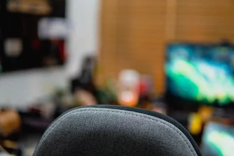 Stylish computer desk setup with dual monitors, a microphone. Foto stock