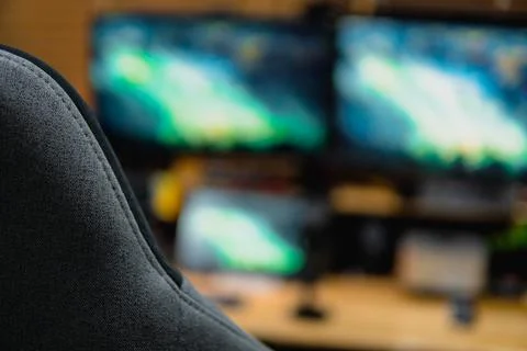 Stylish computer desk setup with dual monitors, a microphone. Foto stock