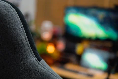 Stylish computer desk setup with dual monitors, a microphone. Foto stock